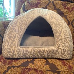La To Paw Pet cave 16 x16 x 12.5 inches NWOT